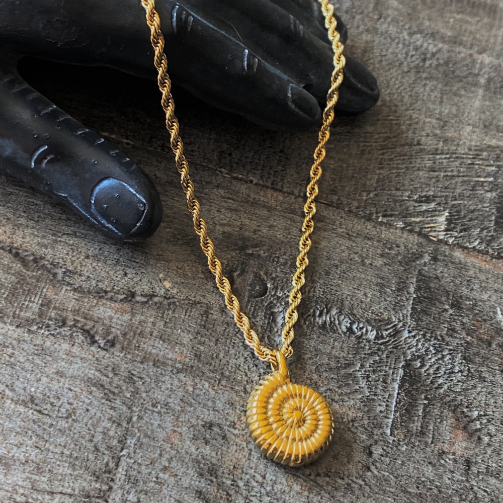 NEW Gold Plated Spiral Shell Pendant Necklace - Picture 9 of 10